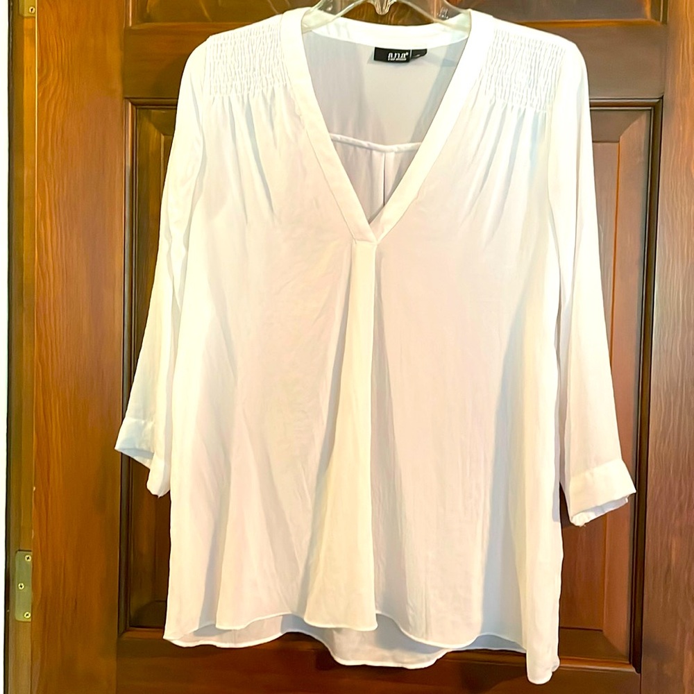 a.n.a. A New Approach white V-neck smocked-shoulder semi-sheer 3/4 sleeve top M